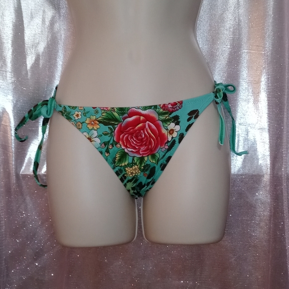 Bikini - Picture 2 of 5